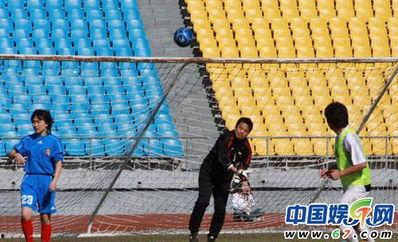 排队爆料老朋友视频播放,揭秘老朋友视频背后的精彩瞬间